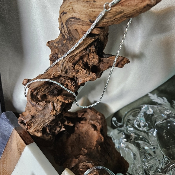 Beautiful Sterling Silver Razor Chain - Picture 3 of 11